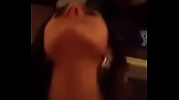 Gostosa Sentando Com Prazer