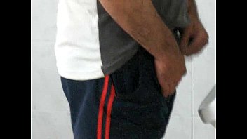 Coroas Mijando No Banheiro Publico