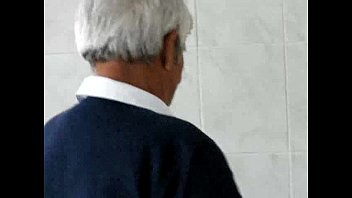 Coroa Mijando Em Banheiro Publico Ii