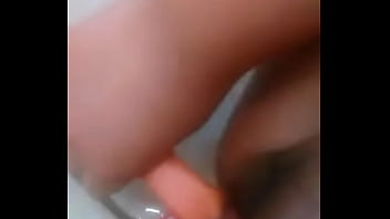 Rica Mamasita Masturbandose Con Su Peine