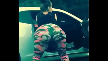 Moviendo Su Lindo Culo