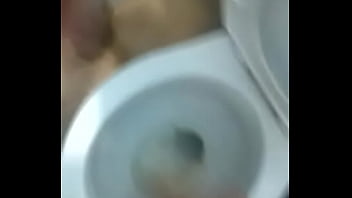 Se Pajea En El Baño Del Trabajo