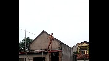 Thanh ni_n khỏa th_n nghịch d_y điện muốn tự sát