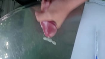 Sục cặc bắn tinh tr_n bàn