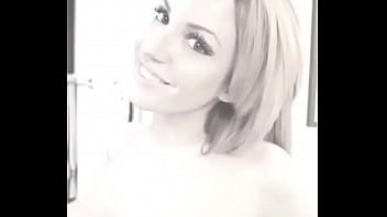 Amiga Tetona - Friend Shaking Boobs