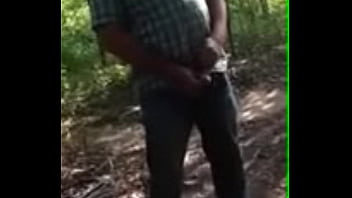 Coroa Monstrando O Pau No Mato