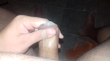 Tiozinho Gozando No Banheiro