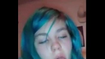 Novinha-fazendo-selfie-engolindo-a-pica-inteira