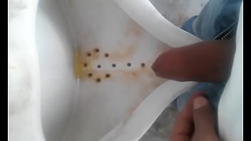 Orinando En El Baño - pene, soloboy, mingitorio - Video 5322420