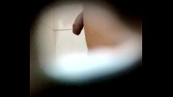 Caminhoneiro Gozando No Banho.