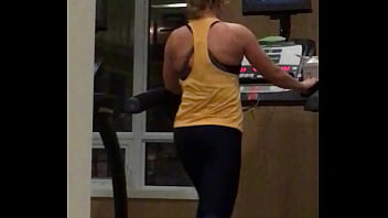 Gostosa Na Esteira Da Academia