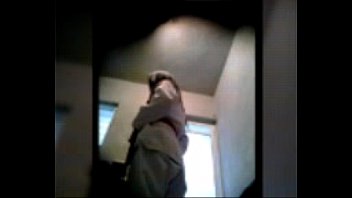 Hermanas Espiadas Orinando En El Baño Y Cambiandose