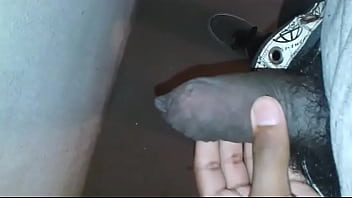 Mijando Na Escada Do Prédio