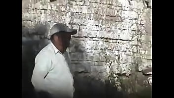 Coroa Do Pau Grosso Mijando No Mato