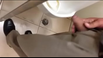 Coroa Levando Mão Amiga No Banheirão Publico E Gozando