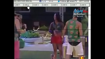 Yuri e Laisa fazem sexo sob o edredom no quarto do li__der (16.02.2012)