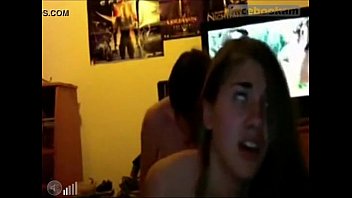 Chica Pone Los Ojos En Blanco