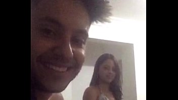 Safadinha Mostrando Os Peitinhos