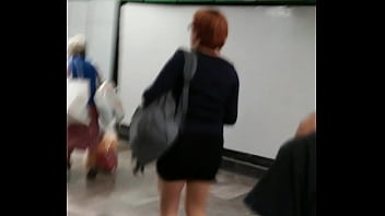 Hermosa Milf Señora En Mini Falda Buena Metro Df Piernas