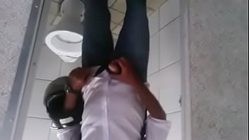 Coroa Motoqueiro No Banheiro Publico Parte I