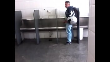 Coroa Motoqueiro No Banheiro Publico Rodovi_ria