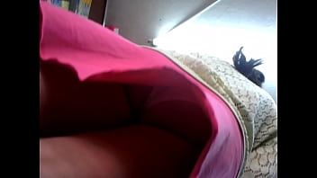 Bajo La Falda Los Calzones De La Peruana..