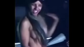 Gostosa Dançando Pelada No Estacionamento