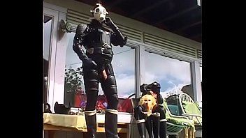 Roxinaretrorubberoxlatexandgasmask100604xxl