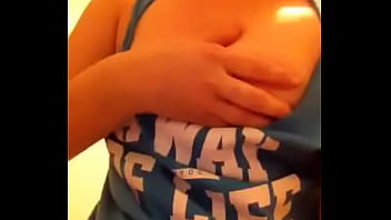 Loira Branquinha Mostrando Os Peitinhos Durinhos