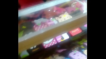 Mientras Compra Protector Para Su Celular,