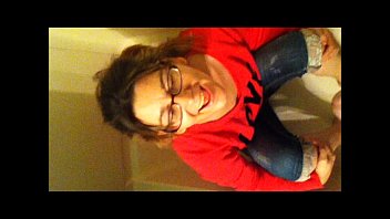 Hot Amatuer Takes A Piss Shower