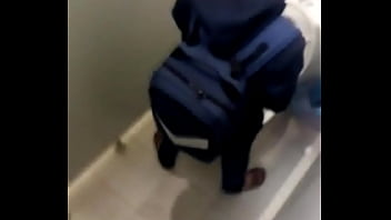 Quay lén sinh vi_n đi tè