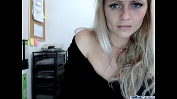 Wild Blonde Bates Her Pussy Rough And Hard On Webcam
