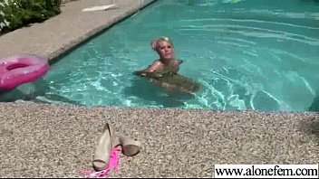 Amateur Girl (bella Rose) Play With Things As Dildos On Cam Vid-25