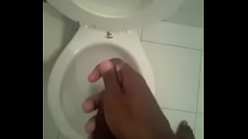 Novinho Punhetando Gostoso