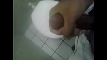 Tarado Batendo Uma Punheta No Shopping