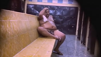 Coroa Mostrando O Pau Na Sauna