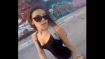 Chica Hermosa Fuma M.arihuana