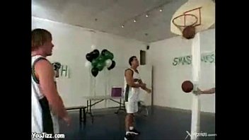 Una Cheerleader Se Pone Muy Caliente Con Los Jugadores Delante