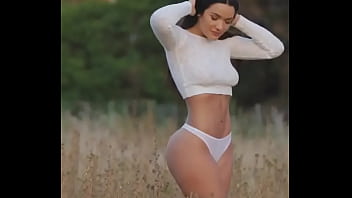 Morena De Branco Desfilando