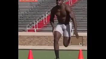 Negão Correndo De Pau Duro