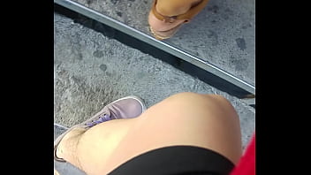 Bajo La Falda En Centro Comercial