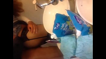 Pamela Travi En El Bañoo