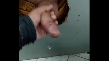 Punhetando O Pauzudo No Glory Hole Do Banheiro