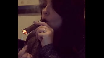 Mulher Do Instagram Fumando Charuto