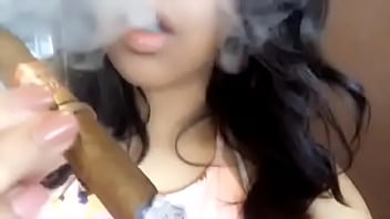 Instagram Woman Smoke (mulher Fumando Charuto)