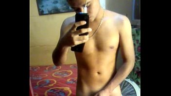 Joven Pajero En Casa