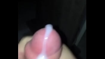 Garoto Novinho Punhetando Até Gozar