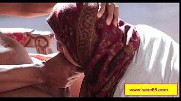 Deux Perverses Se Font Ficeler Et Baiser Sauvagement Sur Un Canapé