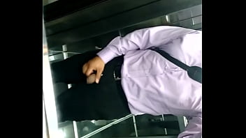 Masturbandome En El Asensor